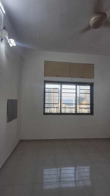 Room in 3 BHK Apartment at Bredco New Viceroy Park , Kandivali East – for Rent