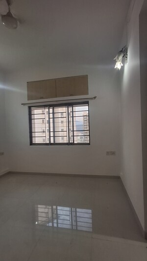 Room in 3 BHK Apartment at Bredco New Viceroy Park , Kandivali East – for Rent