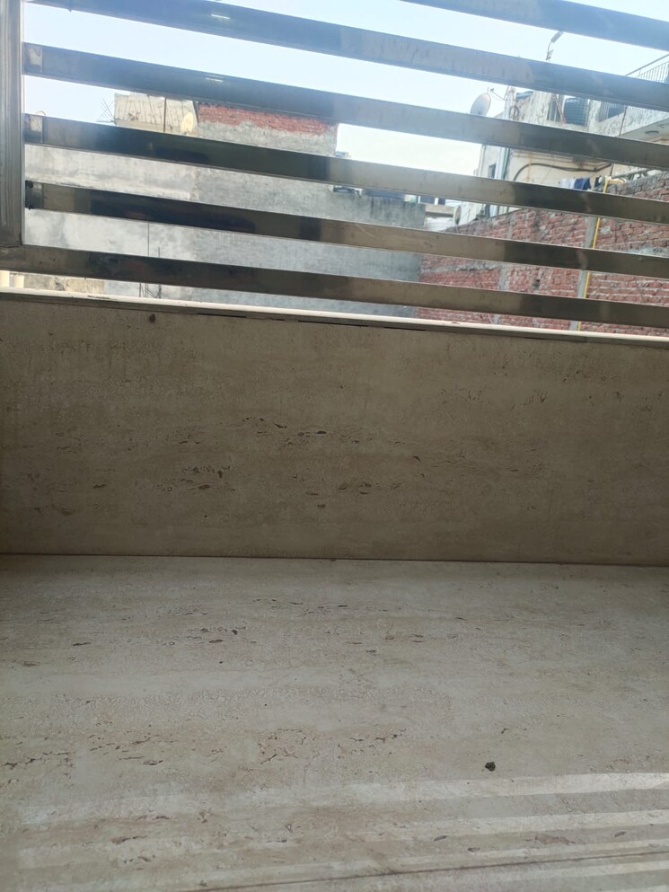 Balcony, govindpuri 2 Bedroom 60 Sq.Yd. Builder Floor In Govindpuri Delhi 9635060