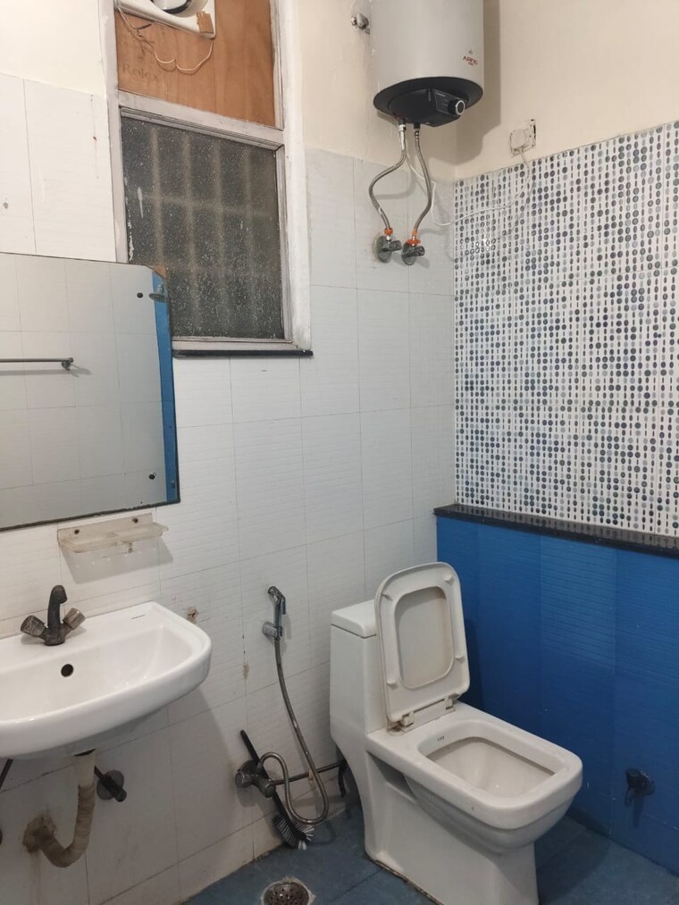 Bathroom, sector 48 2 Bedroom 112 Sq.Mt. Builder Floor In Sector 48 Noida 9635210