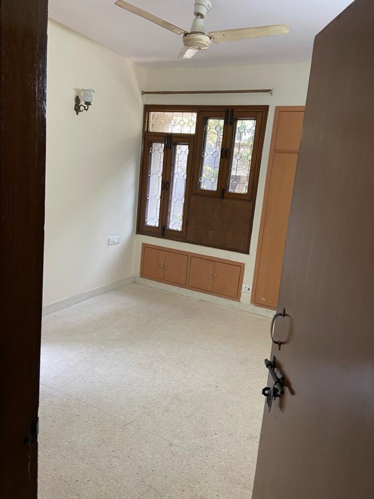 Room, sector 13 dwarka 3 Bedroom 1650 Sq.Ft. Apartment In Sector 13 Dwarka Delhi 9635256