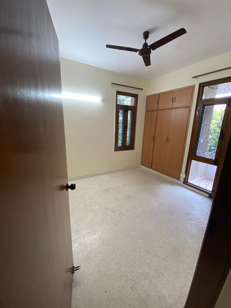 Room, sector 13 dwarka 3 Bedroom 1650 Sq.Ft. Apartment In Sector 13 Dwarka Delhi 9635256