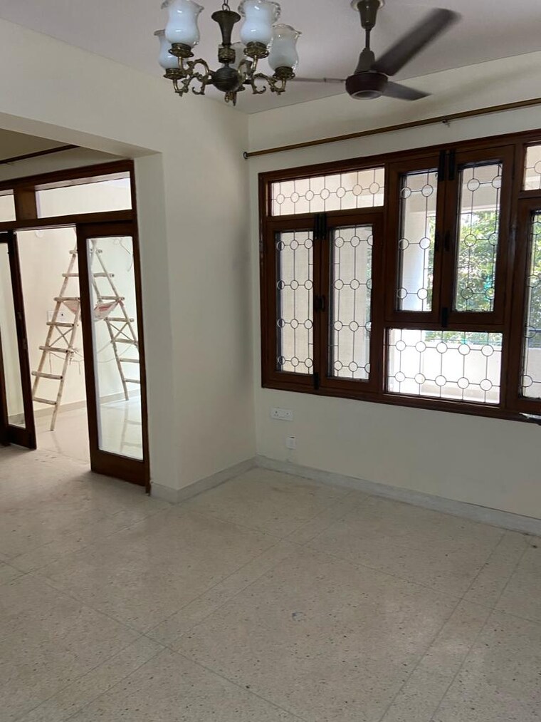 Room, sector 13 dwarka 3 Bedroom 1650 Sq.Ft. Apartment In Sector 13 Dwarka Delhi 9635256