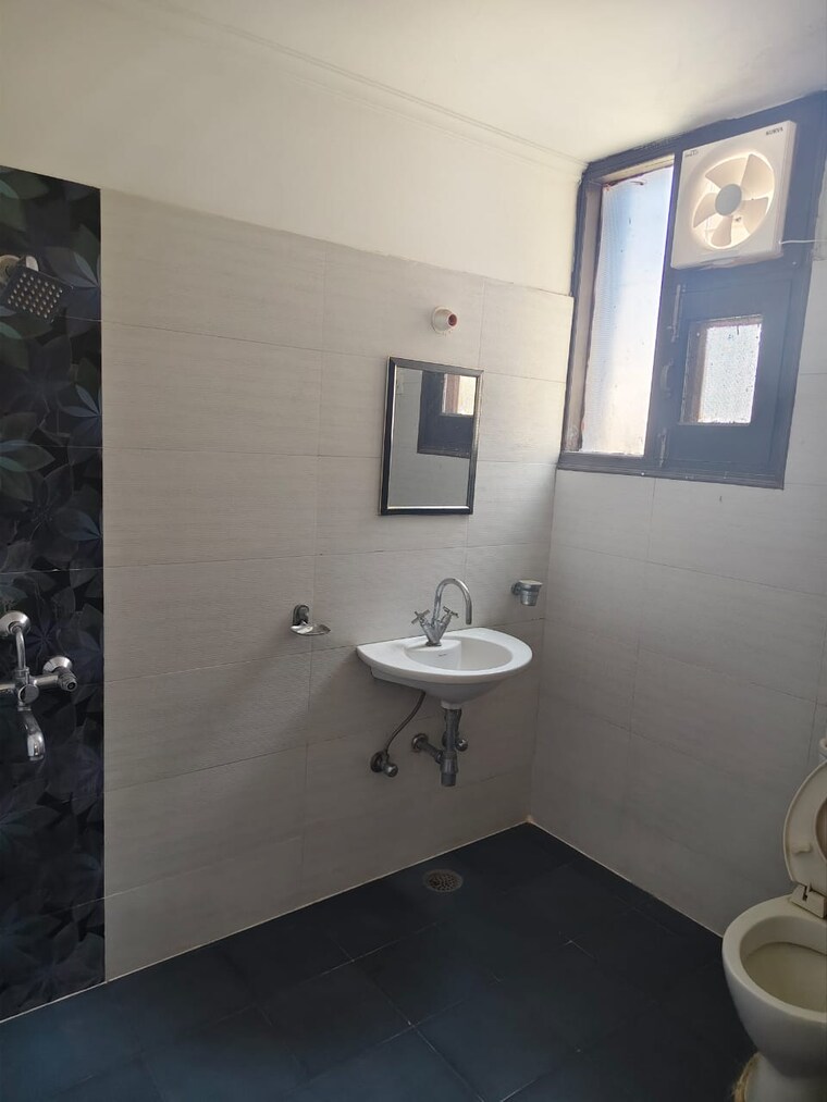 Bathroom, pir machalla 3 Bedroom 1900 Sq.Ft. Apartment In Pir Machalla Zirakpur 9635329