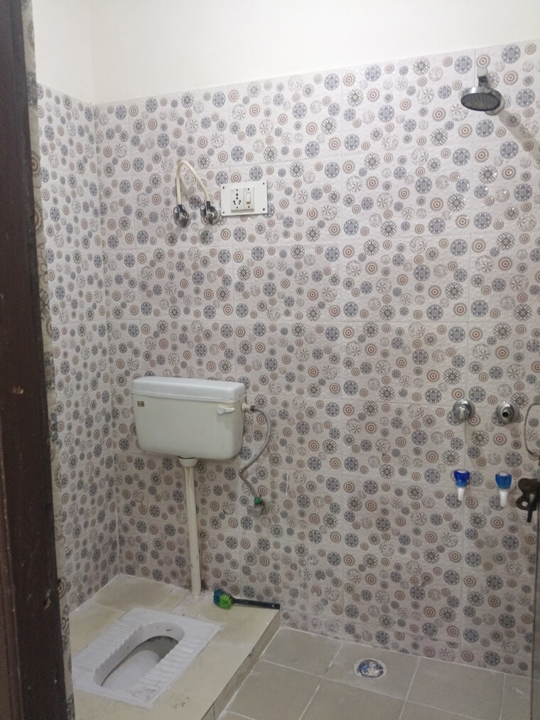 Bathroom, malviya nagar 2 Bedroom 80 Sq.Yd. Builder Floor In Malviya Nagar Delhi 9635410
