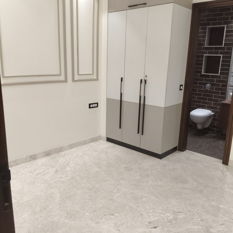 Room, vikas puri 3 Bedroom 125 Sq.Yd. Builder Floor In Vikas Puri Delhi 9635486