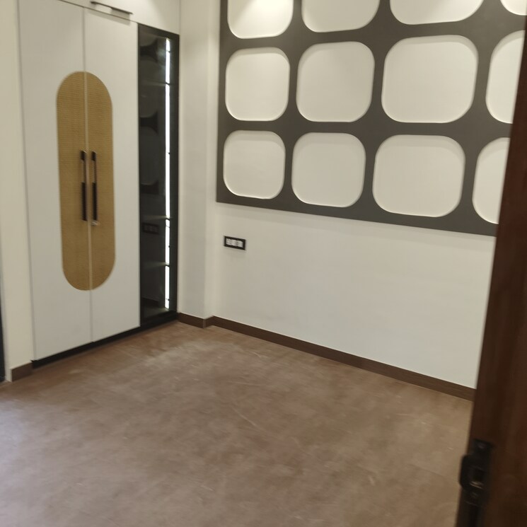 Room, vikas puri 3 Bedroom 125 Sq.Yd. Builder Floor In Vikas Puri Delhi 9635486