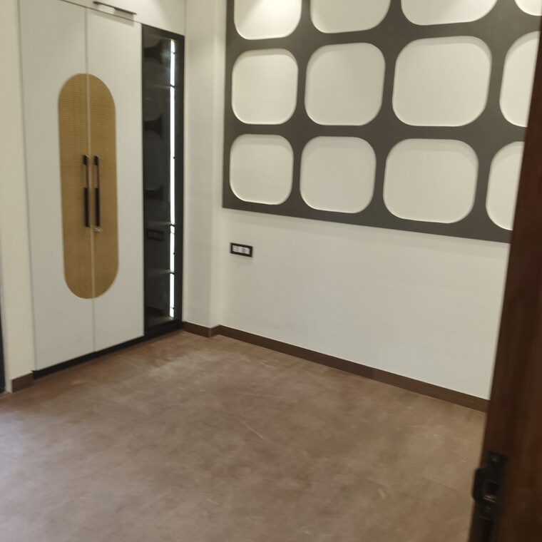 Room, vikas puri 3 Bedroom 125 Sq.Yd. Builder Floor In Vikas Puri Delhi 9635486