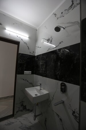 Team Area in 1 BHK Builder Floor at Sector 54 – for Rent