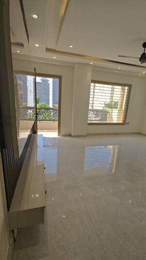 Room in 4 BHK Builder Floor at Green Fields Colony – for Rent