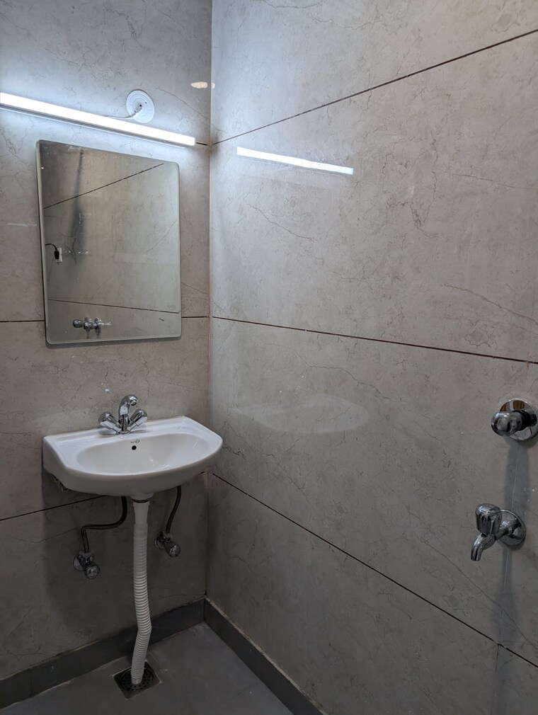 Bathroom, swami shraddhanand park 3 Bedroom 1650 Sq.Ft. Apartment In Swami Shraddhanand Park Delhi 9635950