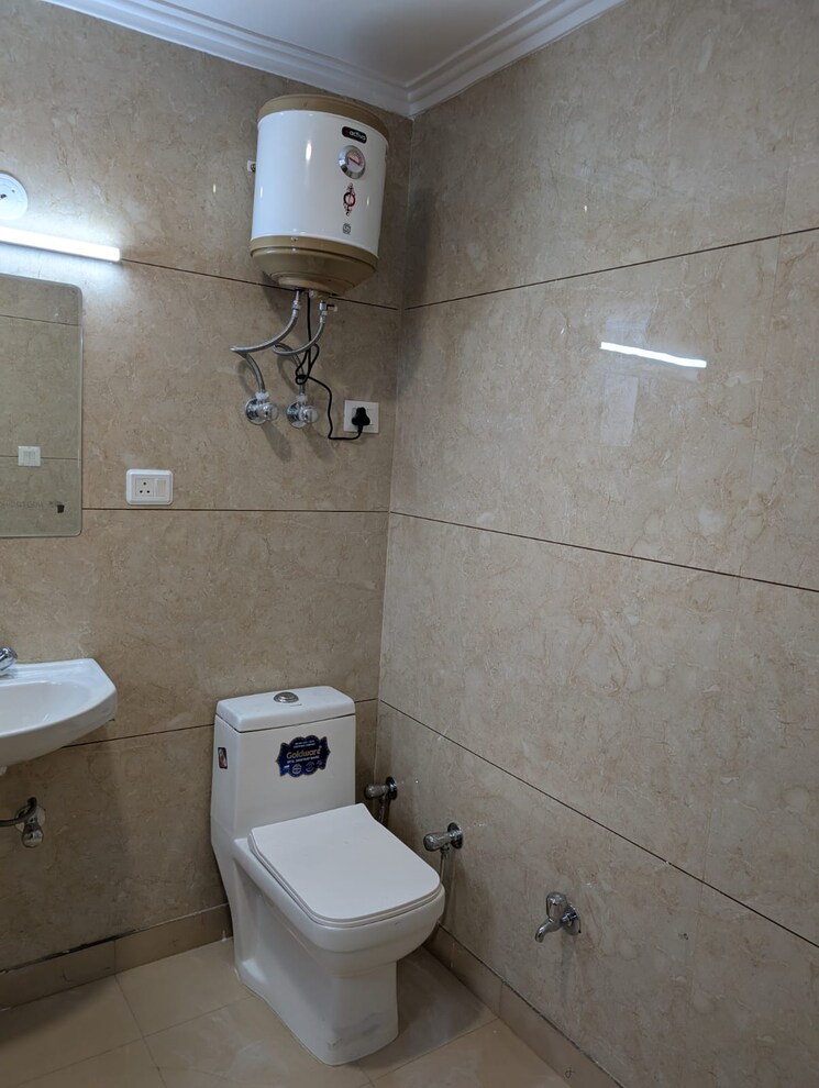 Bathroom, swami shraddhanand park 3 Bedroom 1650 Sq.Ft. Apartment In Swami Shraddhanand Park Delhi 9635950