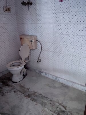 Bathroom in 1.5 BHK Builder Floor at Sector 16 – for Rent