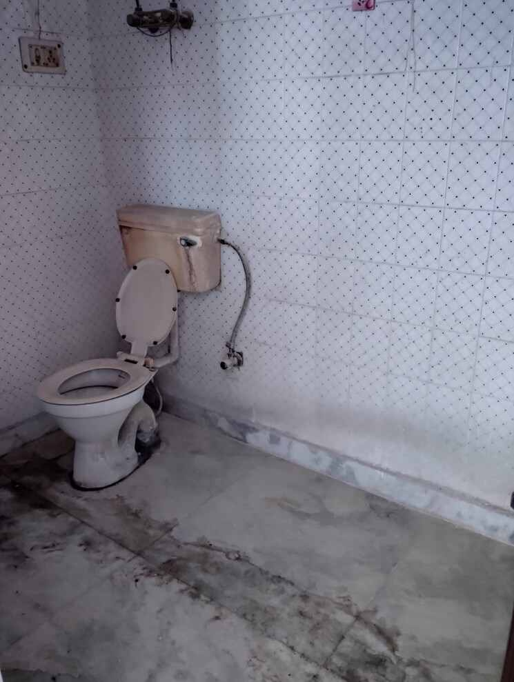 Bathroom, sector 16 1.5 Bedroom 550 Sq.Ft. Builder Floor In Sector 16 Faridabad 9635963