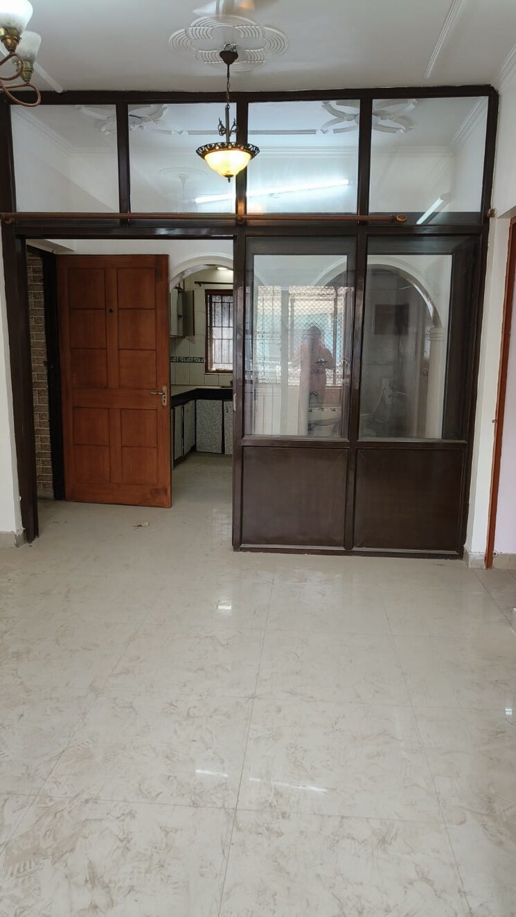 Room, sector 12 dwarka 2 Bedroom 1200 Sq.Ft. Apartment In Sector 12 Dwarka Delhi 9635953