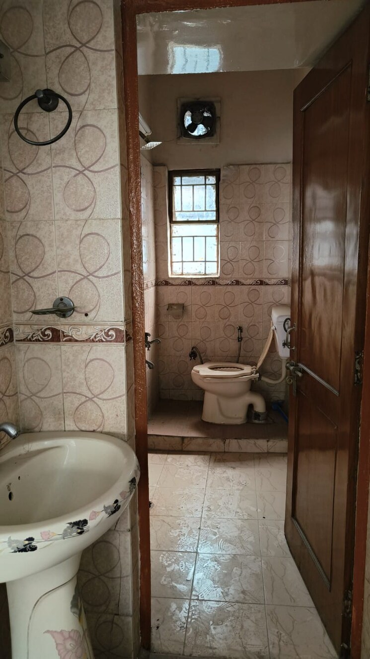Bathroom, sector 12 dwarka 2 Bedroom 1200 Sq.Ft. Apartment In Sector 12 Dwarka Delhi 9635953