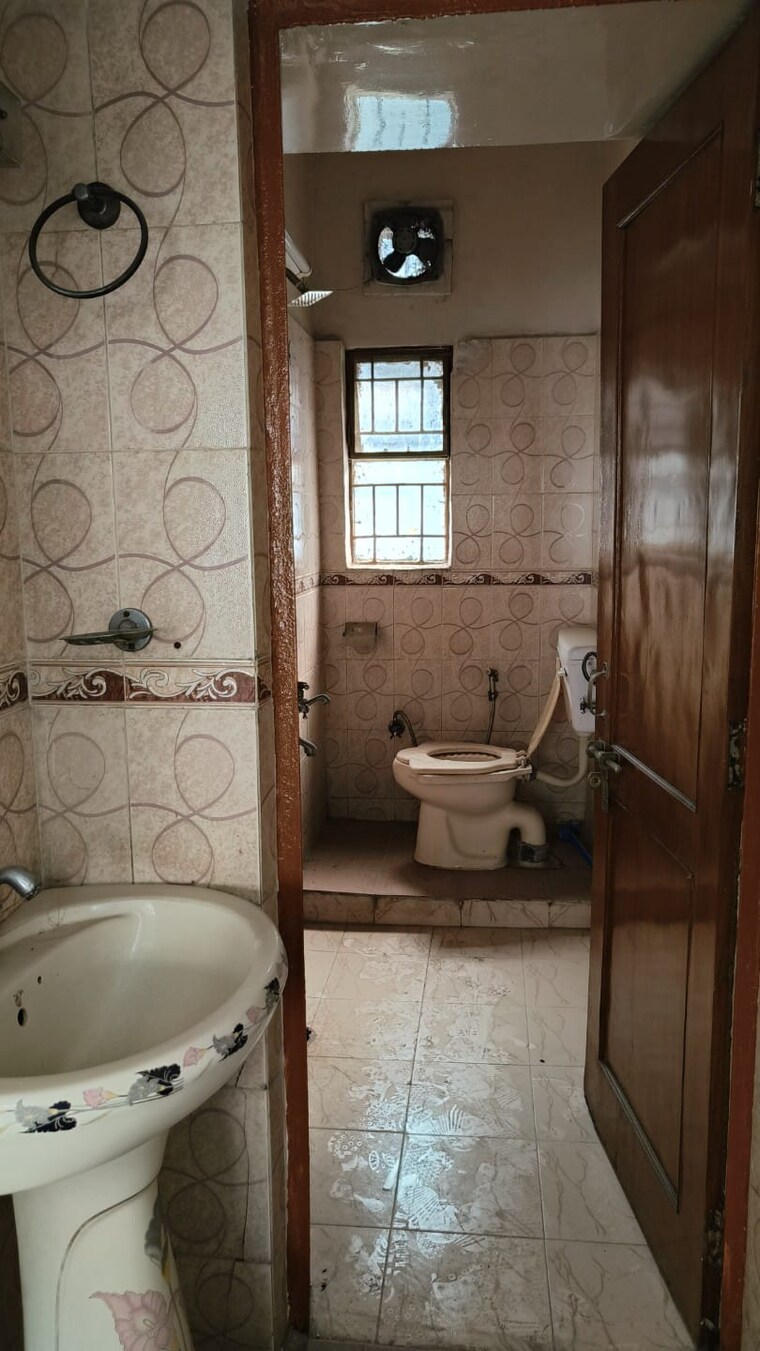 Bathroom, sector 12 dwarka 2 Bedroom 1200 Sq.Ft. Apartment In Sector 12 Dwarka Delhi 9635953