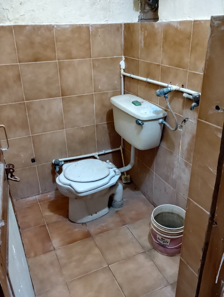 Bathroom, sector 16 1 RK 250 Sq.Ft. Builder Floor In Sector 16 Faridabad 9636020