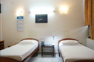 Room in 6 BHK Apartment at Richomes Sheriff, Richmond Road – for Rent