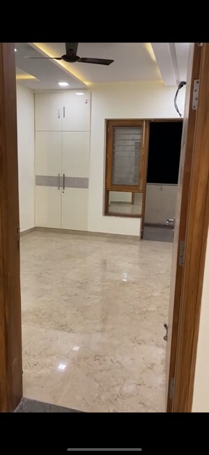 Room in 3 BHK Builder Floor at Sector 85 – for Rent