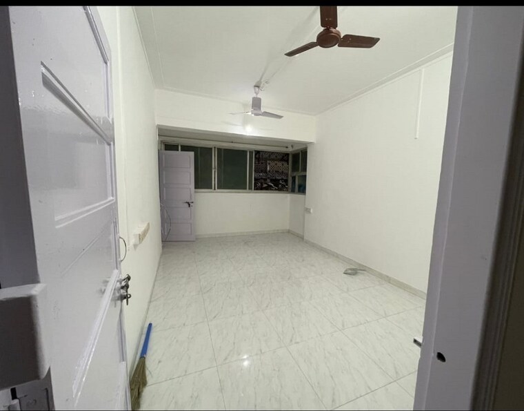 Room, bandra west 1 Bedroom 500 Sq.Ft. Apartment In Bandra West Mumbai 9636118
