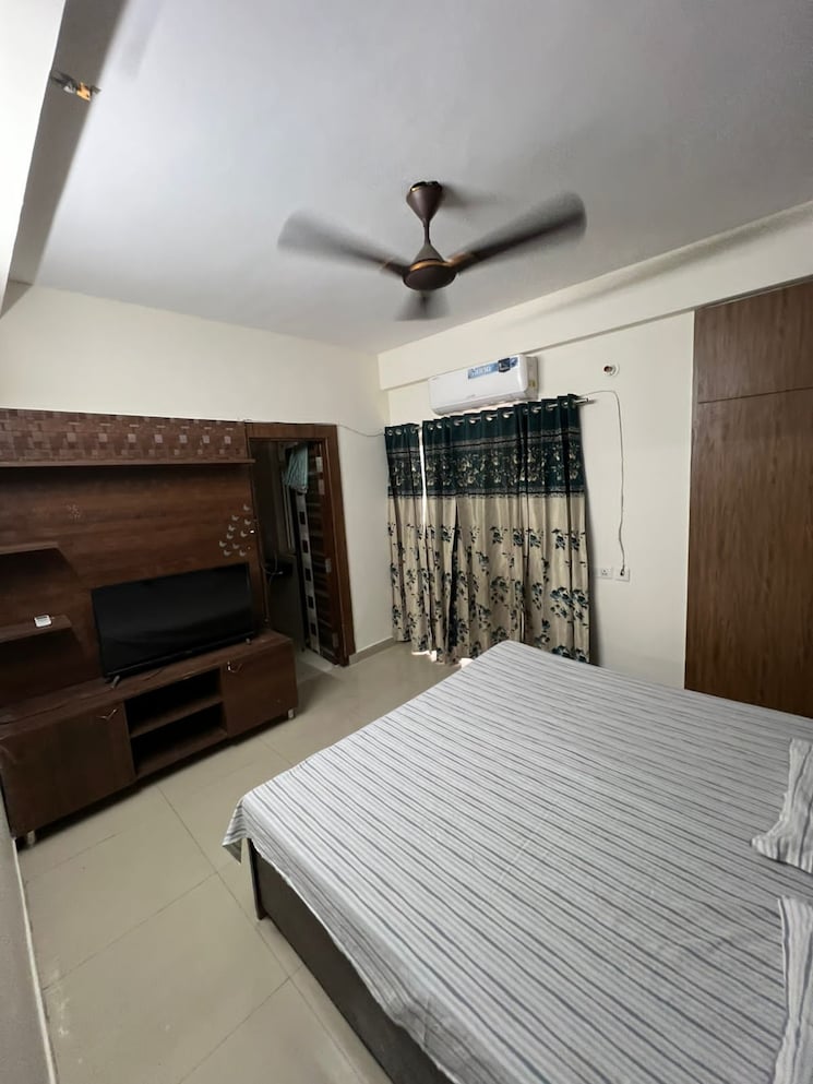 Bedroom, vvip-homes 2 Bedroom 1090 Sq.Ft. Apartment In Gaur City 2 Greater Noida 9636348