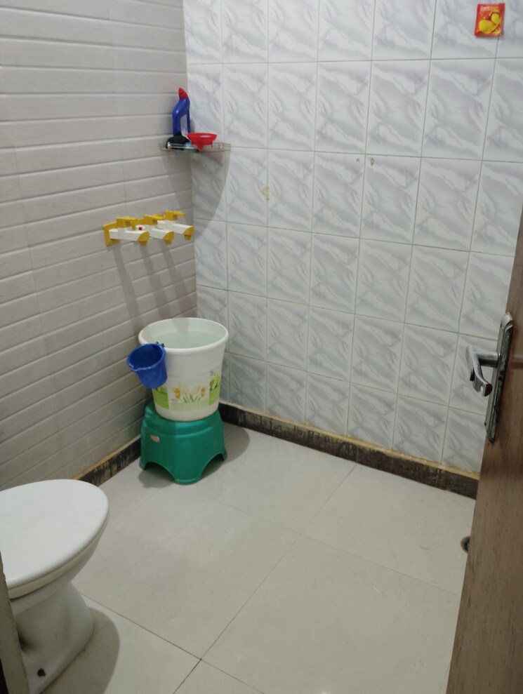 Bathroom, sector 17 1.5 Bedroom 650 Sq.Ft. Builder Floor In Sector 17 Faridabad 9636269