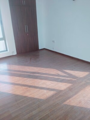 Room in 3 BHK Apartment at Pioneer Park Phase 1, Sector 61 – for Rent