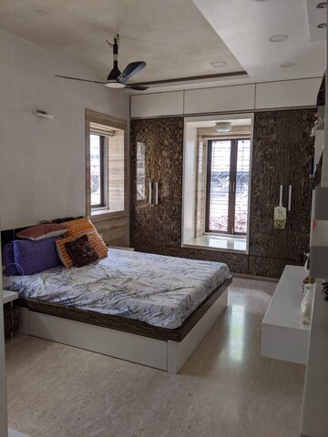 Bedroom in 2 BHK Apartment at Malabar Hill – for Rent