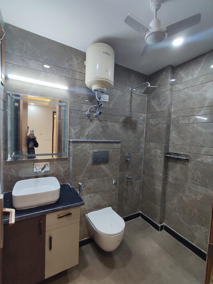 Bathroom, malviya nagar 2 Bedroom 1200 Sq.Ft. Builder Floor In Malviya Nagar Delhi 9636449