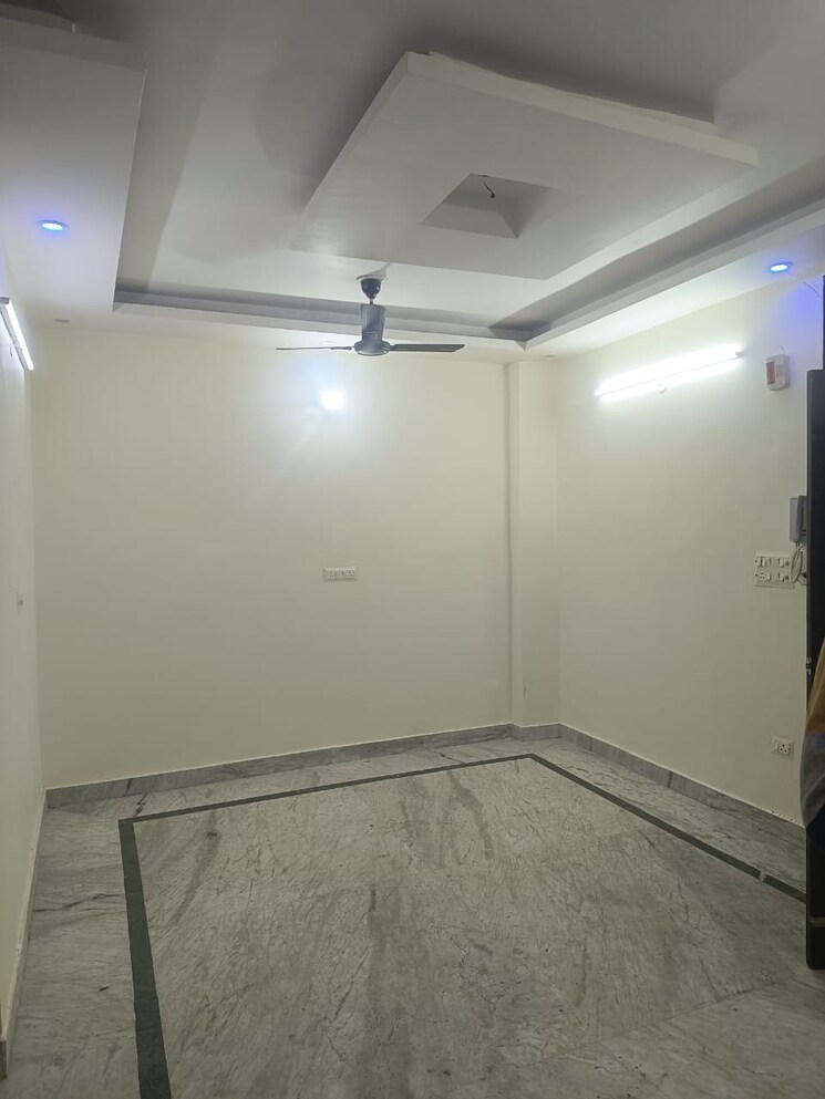 Room, mohan garden 3 Bedroom 960 Sq.Ft. Builder Floor In Mohan Garden Delhi 9636520