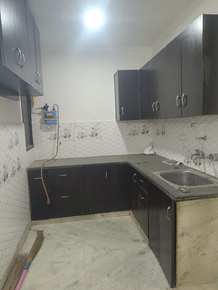 Kitchen, mohan garden 3 Bedroom 960 Sq.Ft. Builder Floor In Mohan Garden Delhi 9636520