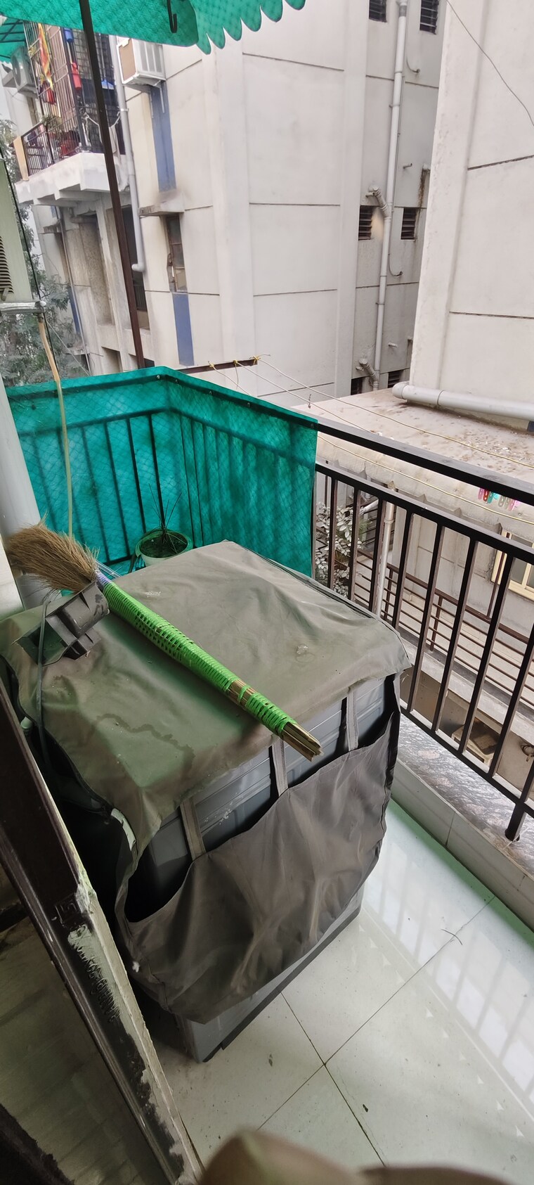 Balcony, golf links 1 Bedroom 350 Sq.Ft. Apartment In Golf Links Delhi 9636542