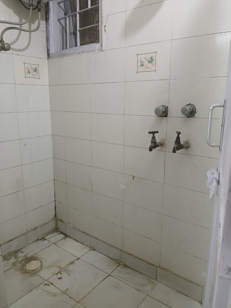 Bathroom, vasant kunj 1 Bedroom 580 Sq.Ft. Apartment In Vasant Kunj Delhi 9636539