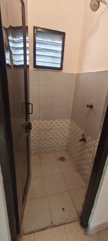 Bathroom in 1 BHK Apartment at Golf Links – for Rent