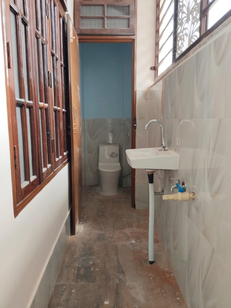 Bathroom, viram khand Pg For Boys & Girls In Viram Khand 9636607