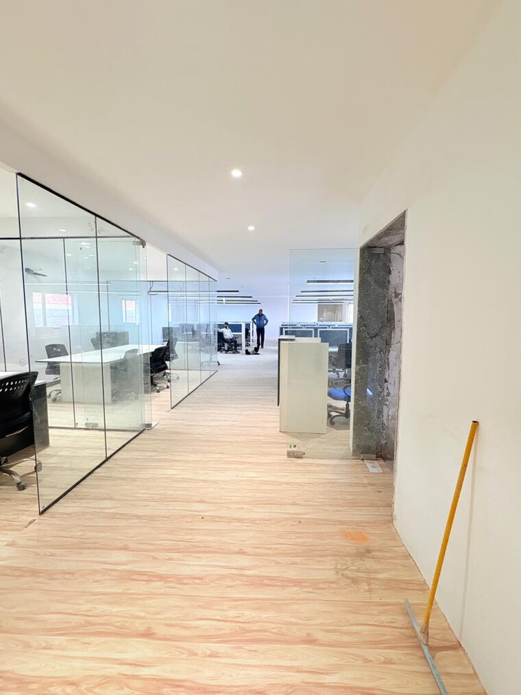  Parking, sector 4 Commercial Office Space 2000 Sq.Ft. In Sector 4 Noida 9636642