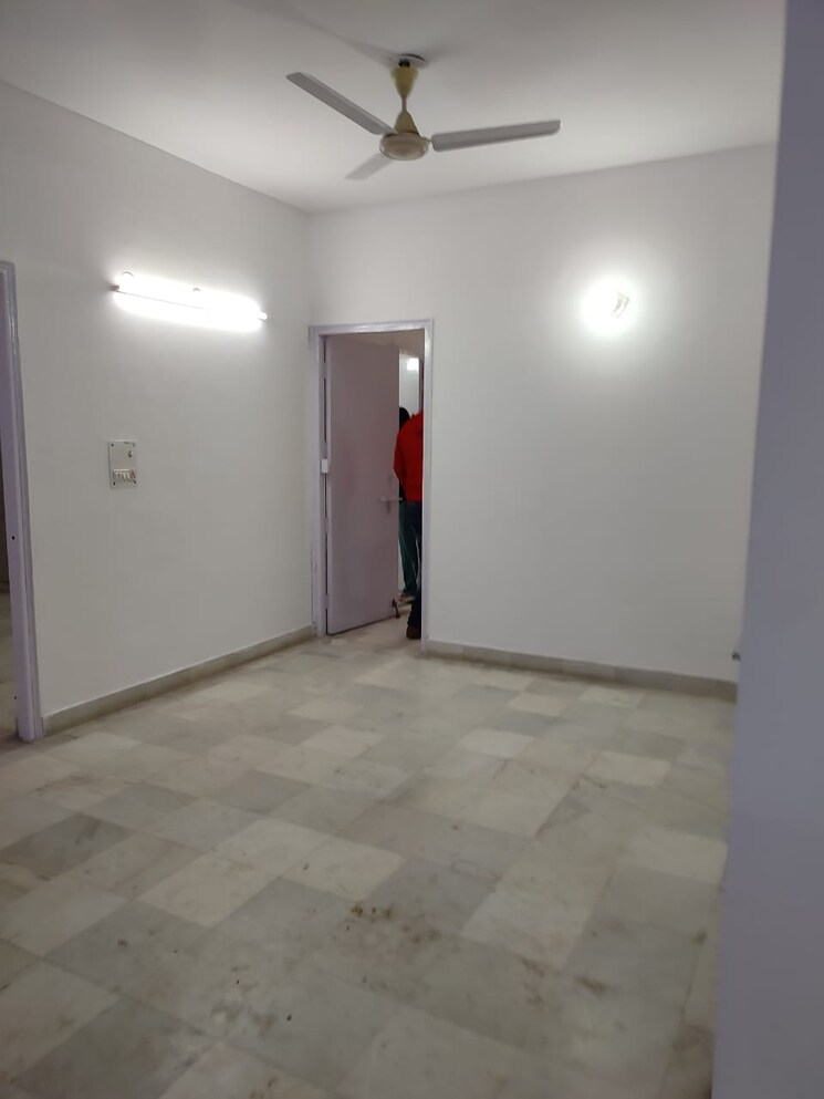 Room, sector 22 dwarka 3 Bedroom 1700 Sq.Ft. Apartment In Sector 22 Dwarka Delhi 9636801