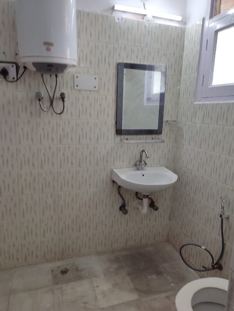 Bathroom, sector 22 dwarka 3 Bedroom 1700 Sq.Ft. Apartment In Sector 22 Dwarka Delhi 9636801