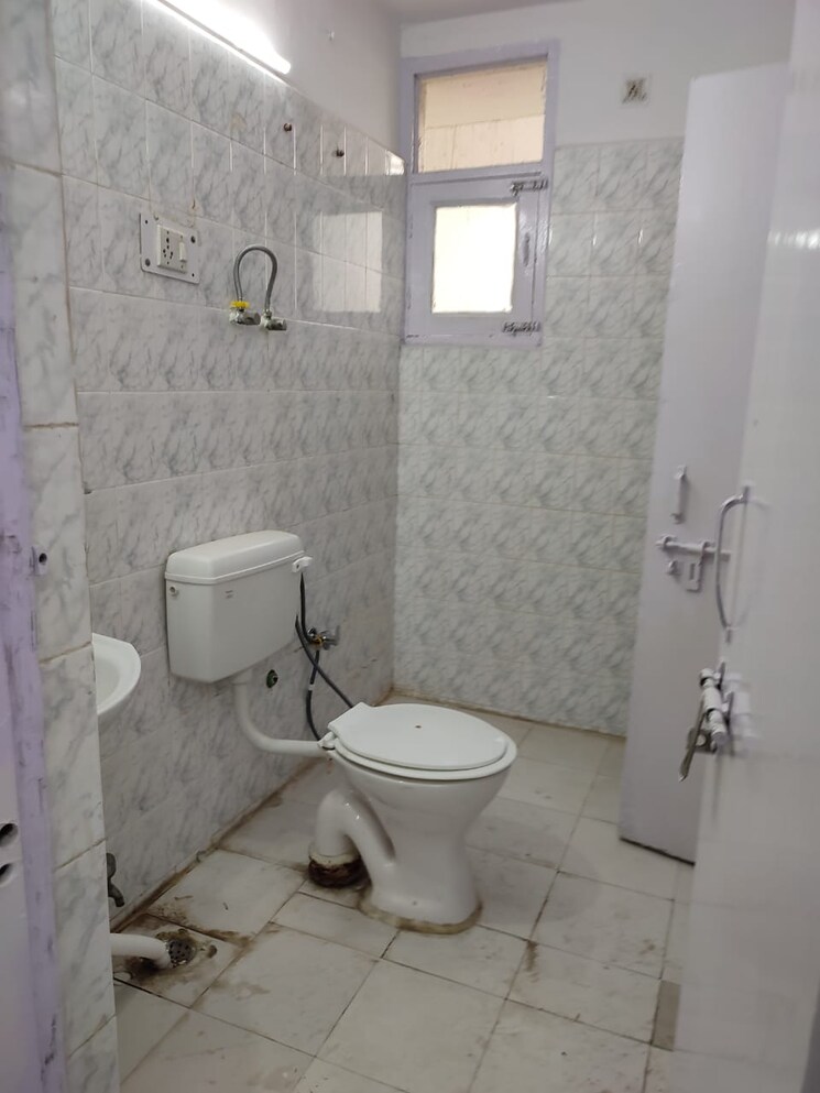 Bathroom, sector 22 dwarka 3 Bedroom 1700 Sq.Ft. Apartment In Sector 22 Dwarka Delhi 9636801