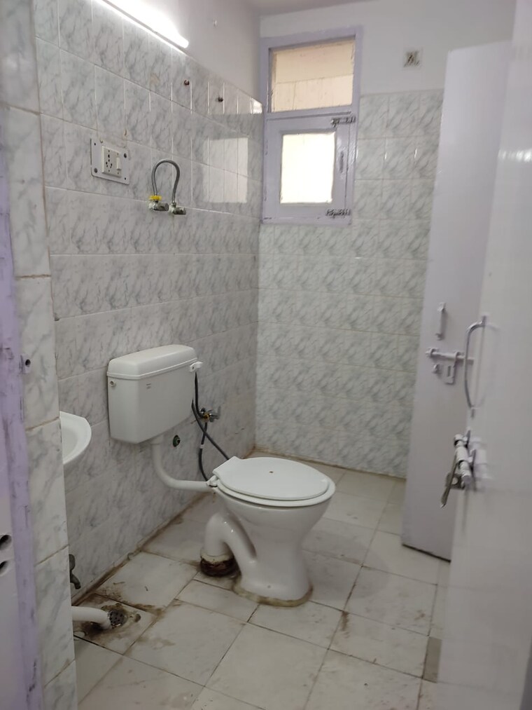 Bathroom, sector 22 dwarka 3 Bedroom 1700 Sq.Ft. Apartment In Sector 22 Dwarka Delhi 9636801