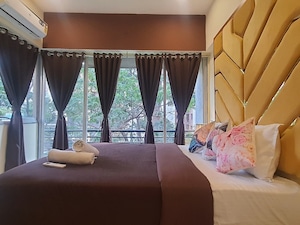 Team Area in 2 BHK Apartment at Khar West – for Rent