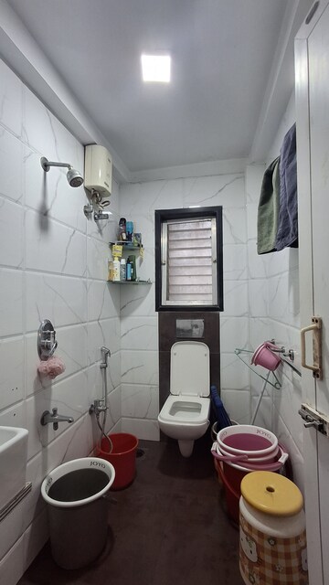 Master Bedroom in 2 BHK Apartment at Kandivali East – for Rent