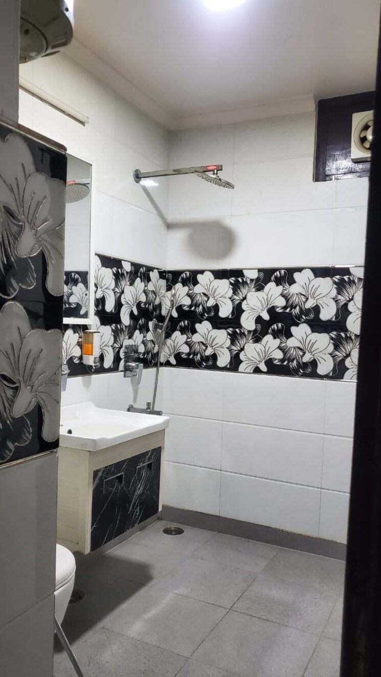 Attached Bathroom, sector 13 dwarka 4 Bedroom 2400 Sq.Ft. Apartment In Sector 13 Dwarka Delhi 9636883