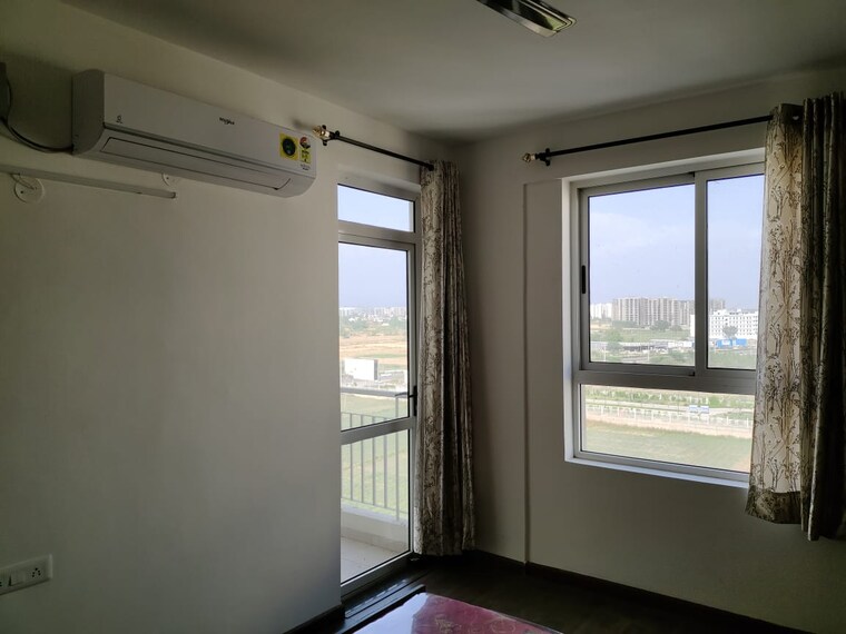 Room, international airport road 3 Bedroom 1300 Sq.Ft. Apartment In International Airport Road Zirakpur 9636926