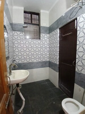 Bathroom in 3 BHK Builder Floor at Spring Field, Sector 31 – for Rent