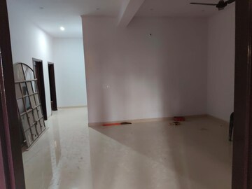 Room in 4 BHK Builder Floor at Kanth Road – for Rent