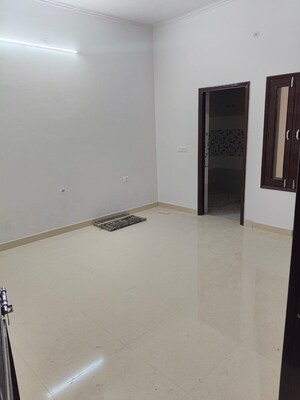 Room in 4 BHK Builder Floor at Kanth Road – for Rent