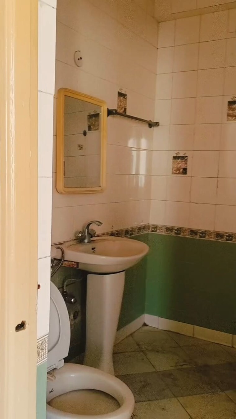 Bathroom, sector 5 dwarka 4 Bedroom 2100 Sq.Ft. Apartment In Sector 5 Dwarka Delhi 9637060
