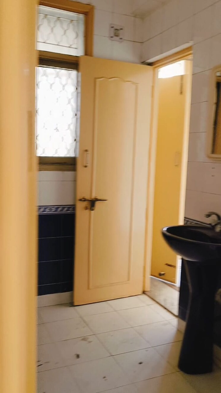 Bathroom, sector 5 dwarka 4 Bedroom 2100 Sq.Ft. Apartment In Sector 5 Dwarka Delhi 9637060